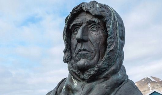 Le buste de Roald Amundsen à Ny-Ålesund