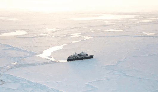 Vue du Commandant Charcot dans les glaces