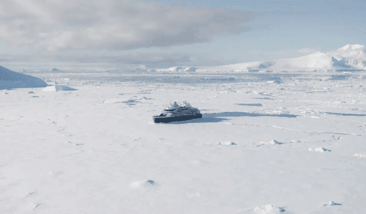 Commandant Charcot qui traverse la glace