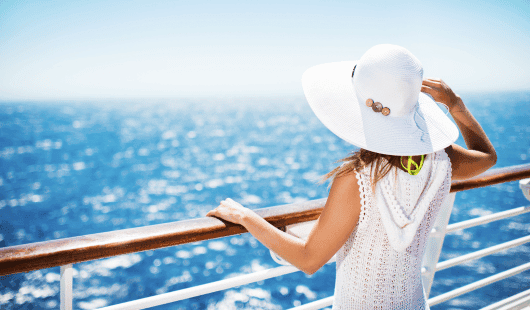 Femme sur une croisière célibataire