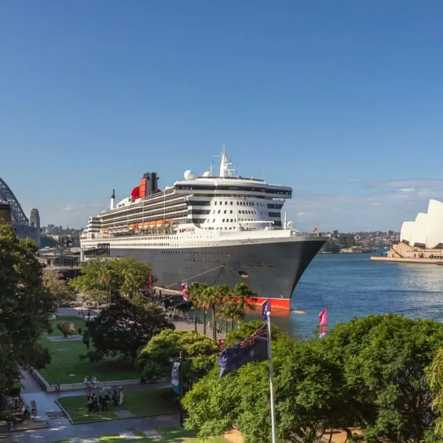 Le Queen Mary 2 de Cunard à quai à Sydney, devant l’Opéra et le Harbour Bridge