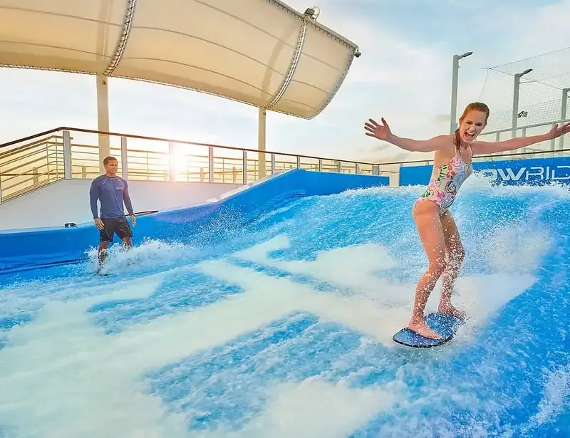 femme sur le simulateur de surf flowrider