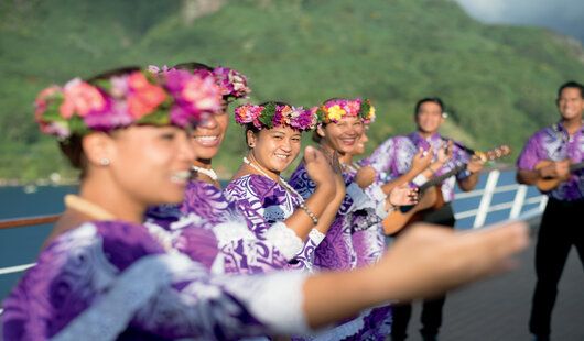 les gauguines, hotesses tahitiennes attentionnees