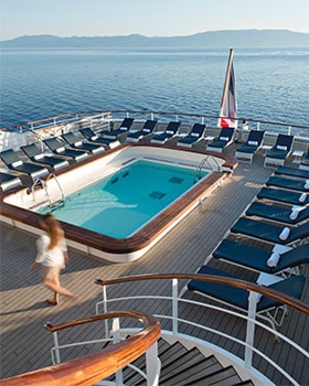 Piscine extérieure à bord du Lyrial