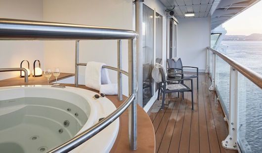 Jaccuzzi et balcon suite lighthouse