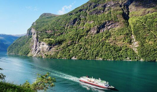 navire hurtigruten en mer