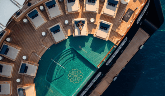 Piscine sur Explora Journeys