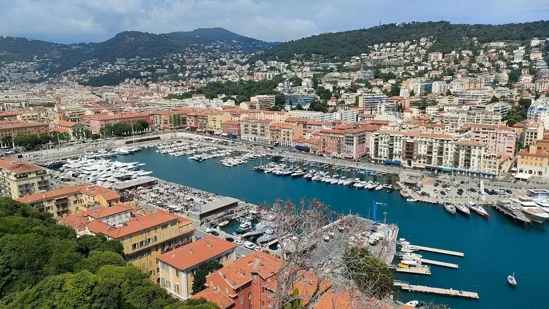 Vue panoramique du Port Lympia à Nice, port de départ des croisières