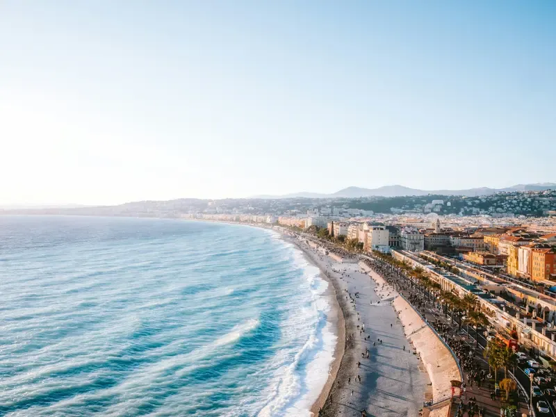 La Promenade des Anglais et la Baie des Anges à Nice, point de départ de croisières en Méditerranée